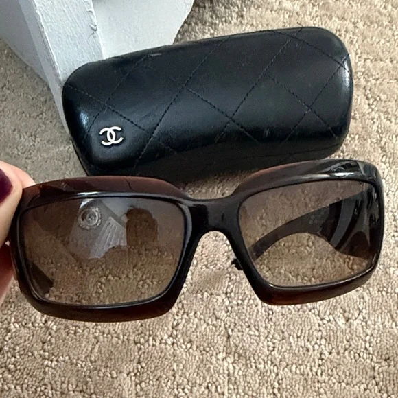 CHANEL Tortoise Sunglasses with Quilted Black Case - Picture 5 of 5